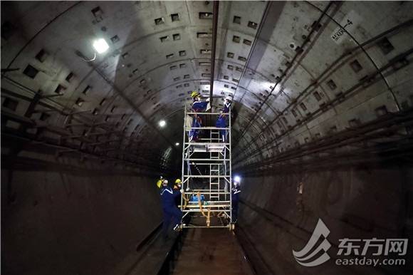 直击地铁5条线路提前“下班”首日：深夜里的隧道更“忙”了