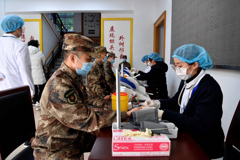 为血库“护航” 战士们争先捋袖&#xA0;上海警备区组织官兵无偿献血