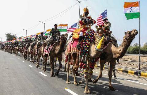 为迎接特朗普，印度警察骑骆驼巡街，还修了堵墙