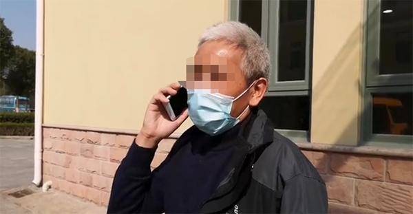 四位上海出院患者谈治疗经历：把住院手环带回家作为纪念