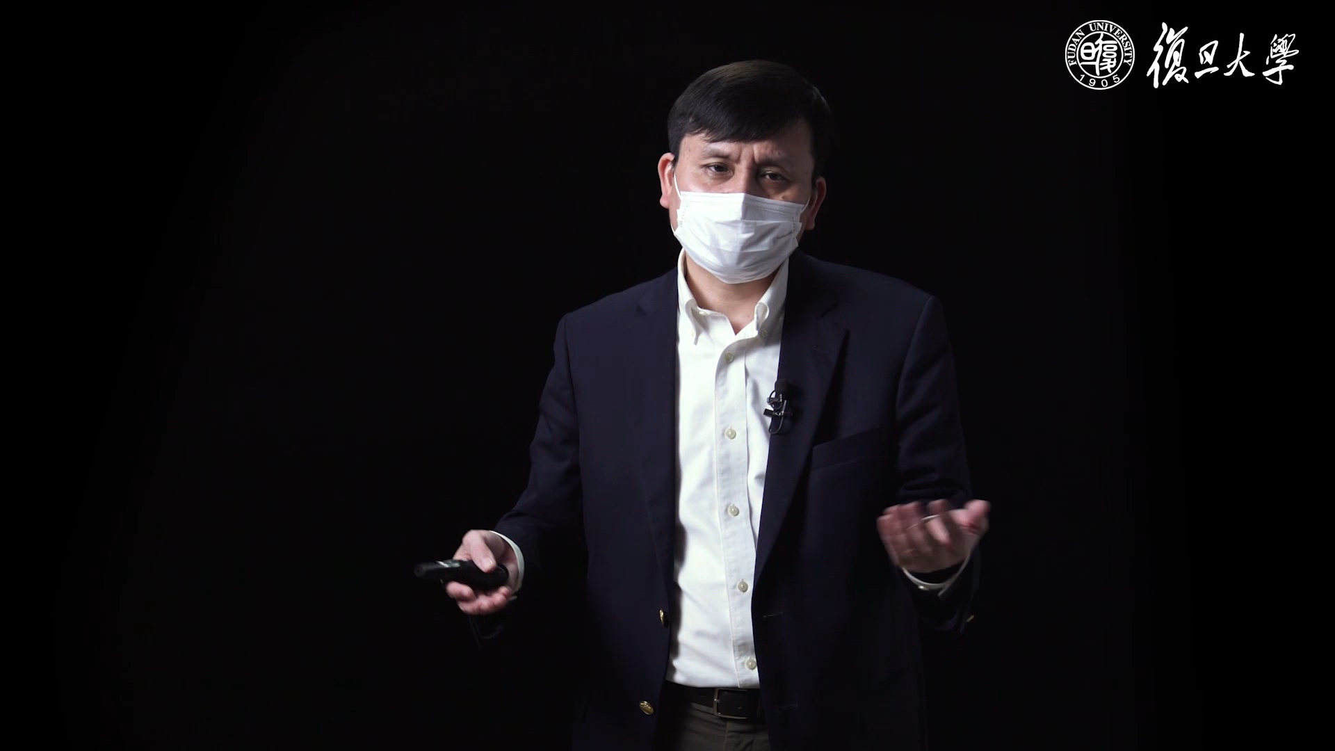 张文宏给学子开“新冠肺炎防控第一课”，“你不是医生，但你做的事情，比医生还重要”