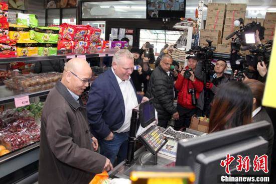 加拿大安大略省省长赴华人超市购物以示支持