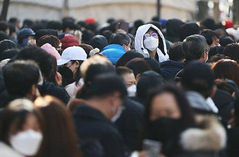 韩国疫情爆发地民众排数百米抢购口罩 网友急了：危险！