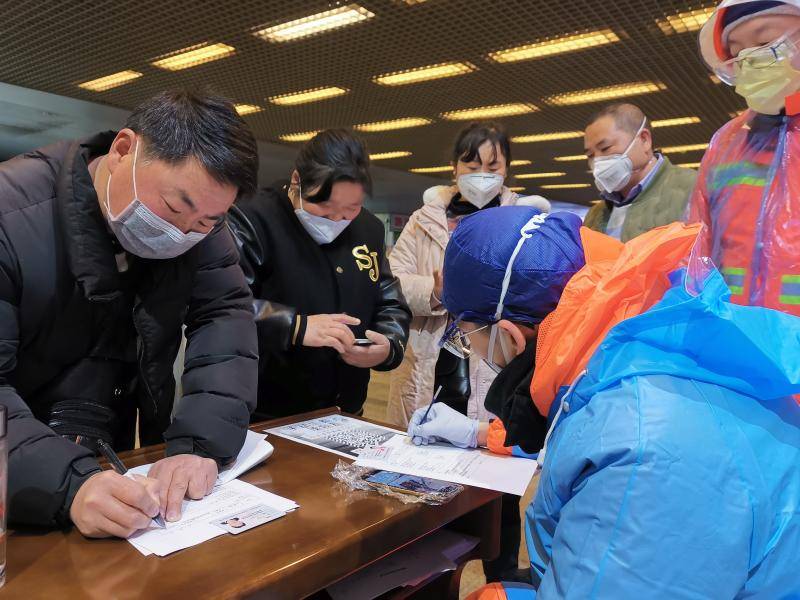 上海南站三周来排查出28名发热旅客，志愿者守护“南大门”获多方支援
