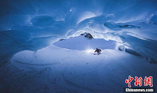 奥地利男子在100米深洞穴中滑雪 画面惊险如电影大片