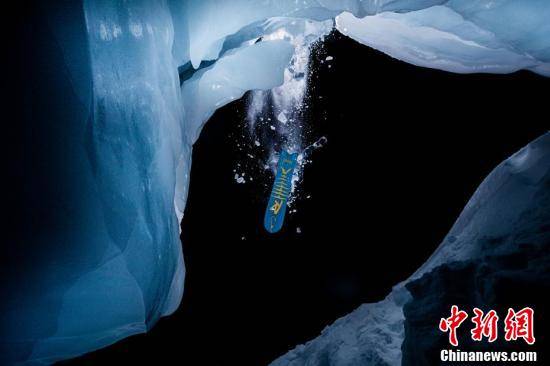 奥地利男子在100米深洞穴中滑雪 画面惊险如电影大片