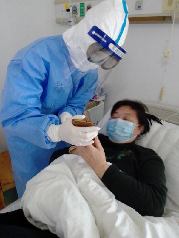 武汉金银潭医院重症病人开始痊愈 护士长却“不准”他们躺着，原因令人称赞