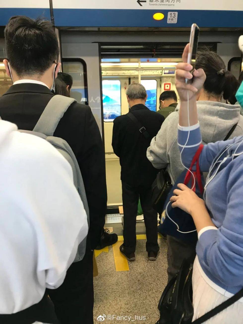 早高峰二号线一趟列车清客，广州地铁回应