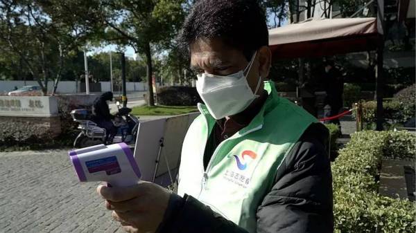抗疫在社区｜ “巴铁”兄弟买来500只口罩送居委，在华漕活跃着一群外籍志愿者