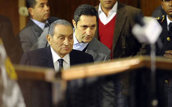 埃及前总统穆巴拉克逝世，从民族英雄到黯然下台 | 逝者
