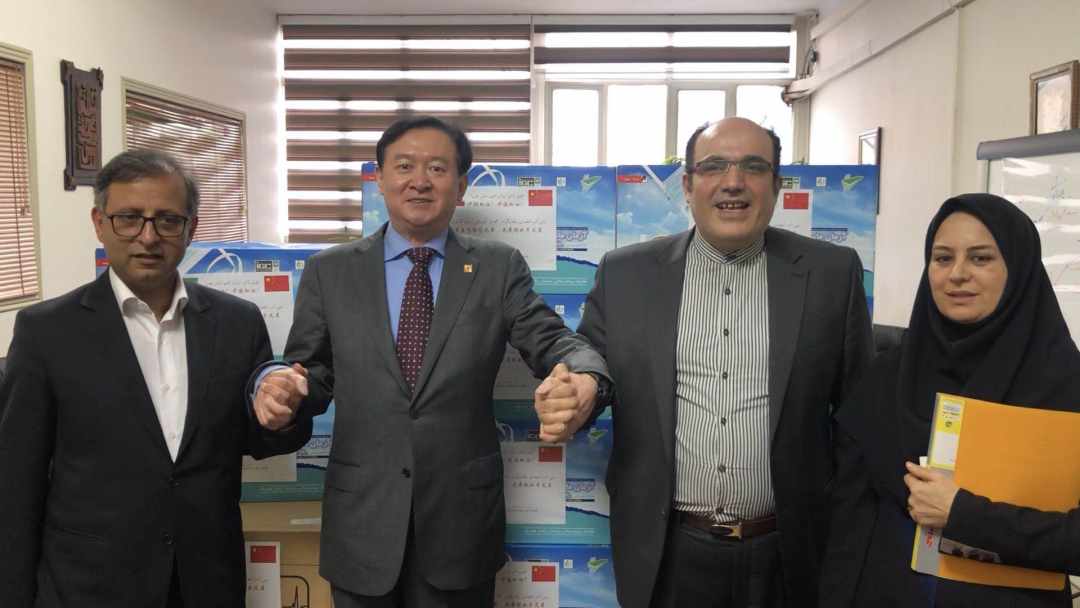 中国驻伊朗大使馆和在伊中资企业向伊卫生部捐赠25万只口罩